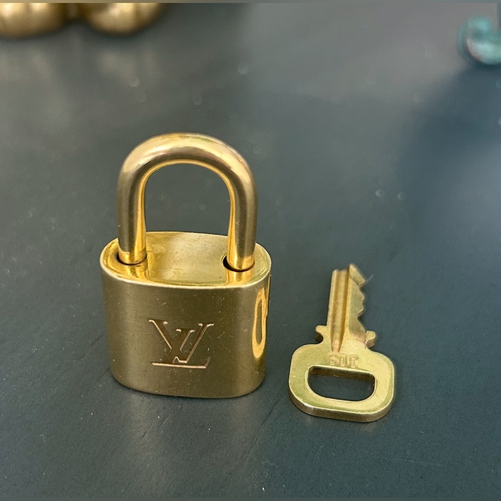 AUTH Louis Vuitton Lock and Key #305